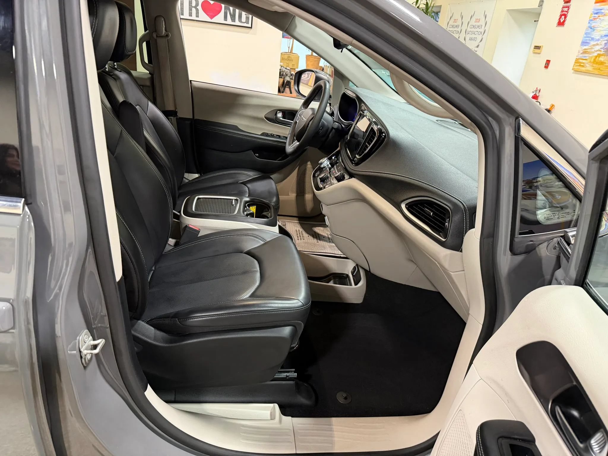 Used 2023 Chrysler Pacifica Touring-L FWD image 40