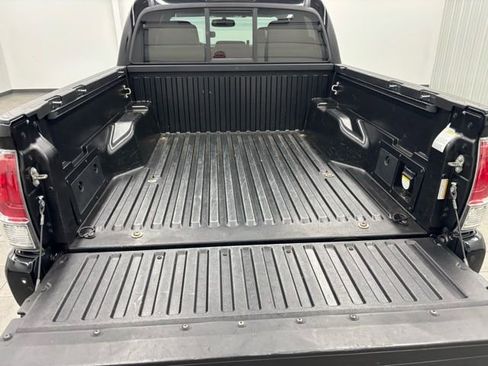 Used 2016 Toyota Tacoma Limited w/ Towing Package image 8