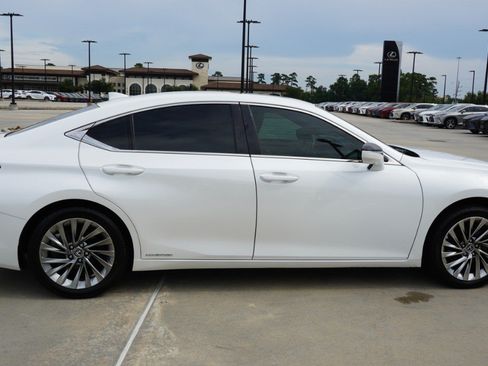 Used 2022 Lexus ES 300h Ultra Luxury w/ Accessory Package 2 FWD image 4