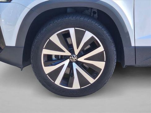 Used 2023 Volkswagen Taos SE w/ Panoramic Sunroof Package FWD image 14