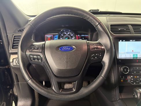 Used 2018 Ford Explorer XLT w/ XLT Appearance Package AWD/4WD image 16
