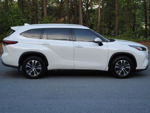 Used 2020 Toyota Highlander XLE image 25