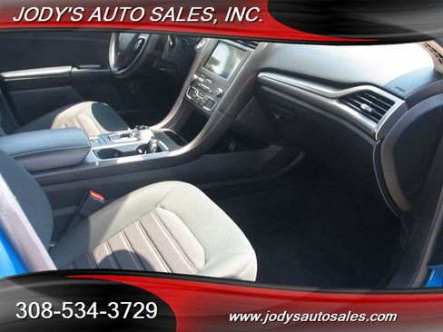 Used 2020 Ford Fusion SE FWD image 25