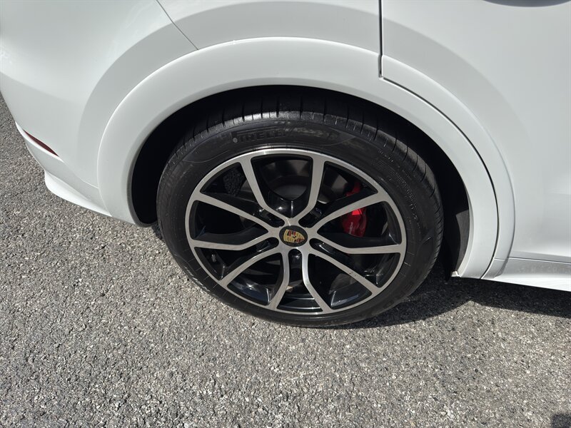 Used 2022 Porsche Cayenne GTS AWD/4WD image 10