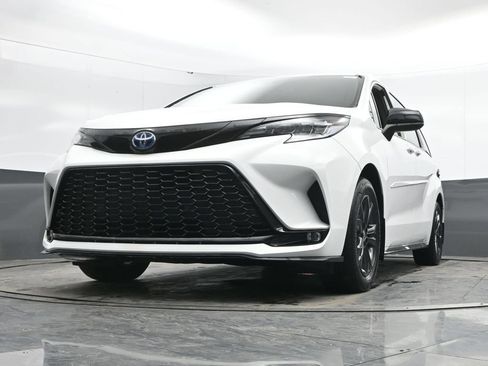 Used 2025 Toyota Sienna XSE AWD/4WD image 29
