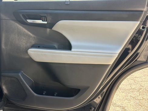 Used 2023 Toyota Highlander XLE FWD image 16