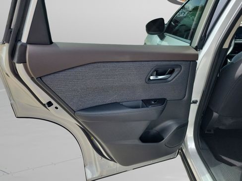 Used 2023 Nissan Rogue SV FWD image 28