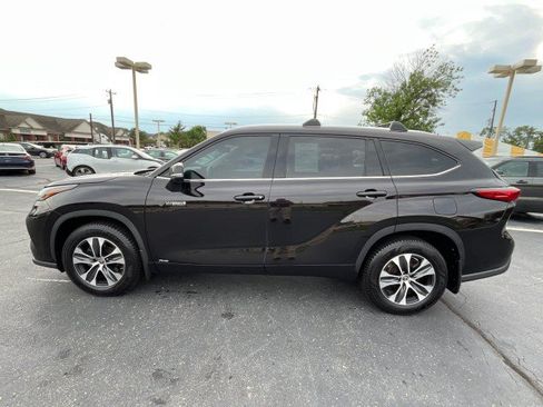 Used 2021 Toyota Highlander XLE AWD/4WD image 4
