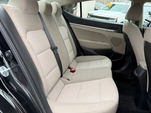Used 2019 Hyundai Elantra SE image 16