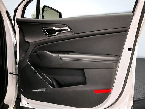 Used 2025 Kia Sportage SX image 25