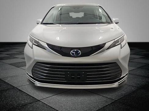 Used 2024 Toyota Sienna Limited image 2