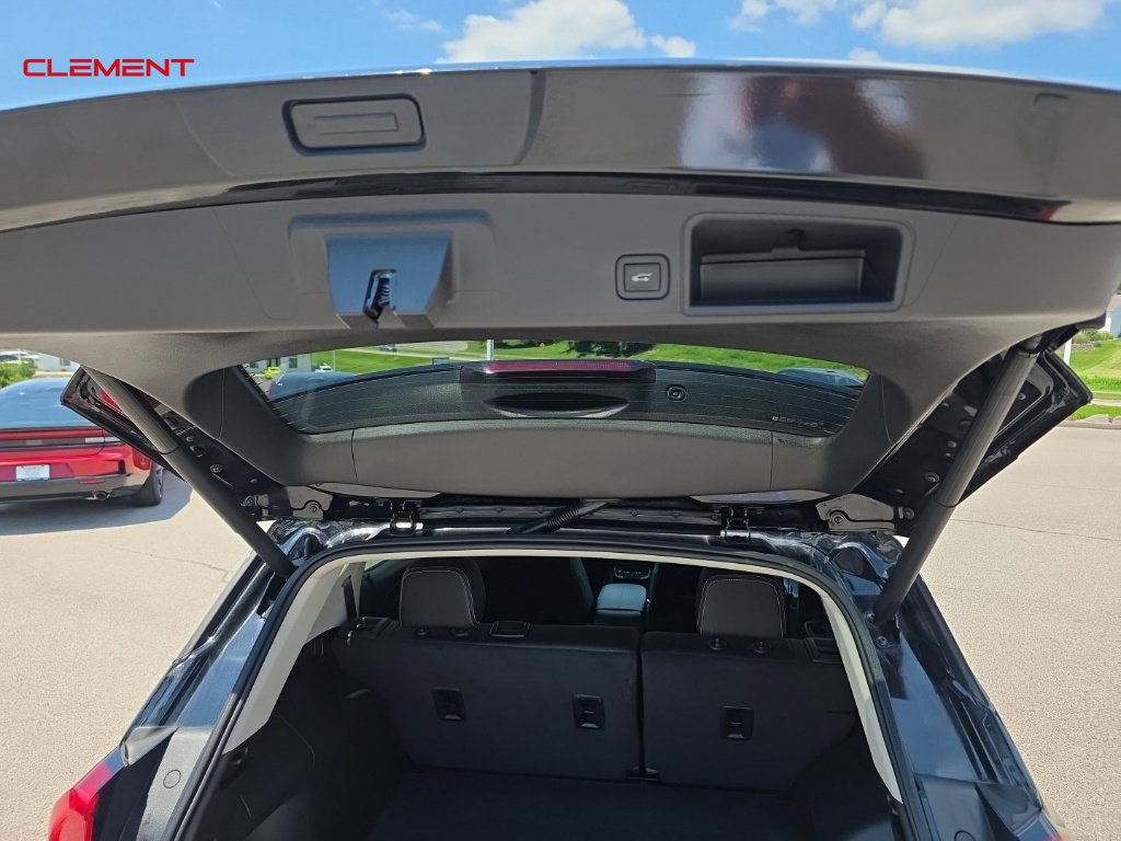 Used 2023 GMC Terrain Denali w/ Denali Premium Package AWD/4WD image 9