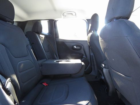 Used 2019 Jeep Renegade Latitude w/ Cold Weather Group image 16