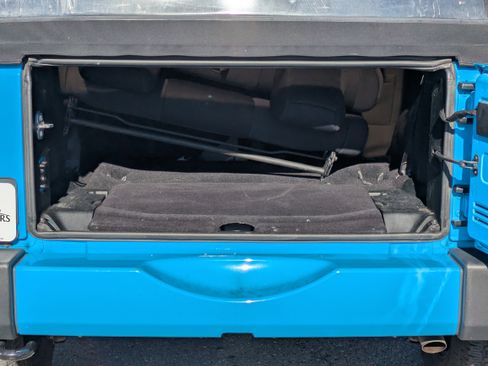 Used 2017 Jeep Wrangler Sahara w/ Connectivity Group image 13