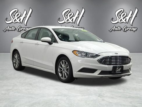 Used 2017 Ford Fusion SE w/ Fusion SE Technology Package FWD image 2