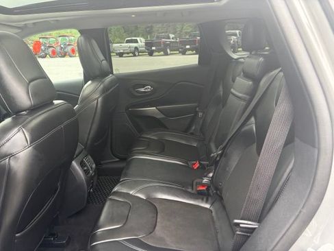 Used 2019 Jeep Cherokee Latitude Plus w/ Comfort/Convenience Group AWD/4WD image 16