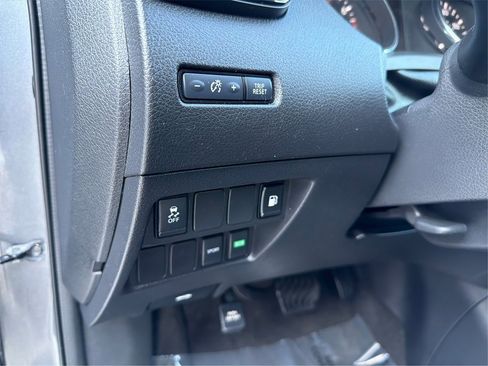 Used 2018 Nissan Rogue S image 18