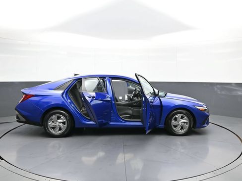 Certified 2025 Hyundai Elantra SE w/ Cargo Package FWD image 41