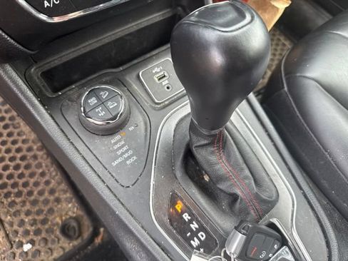 Used 2021 Jeep Cherokee Trailhawk AWD/4WD image 13