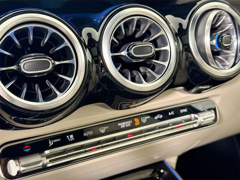 New 2025 Mercedes-Benz GLB 250 4MATIC image 16