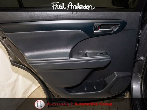 Used 2022 Toyota Highlander XLE FWD image 11