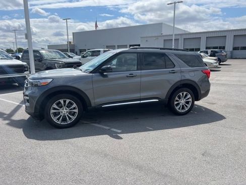 Used 2023 Ford Explorer XLT w/ Equipment Group 202A AWD/4WD image 2