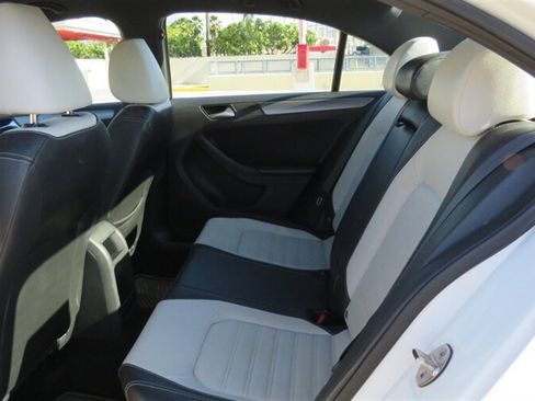 Used 2016 Volkswagen Jetta Sport w/ Lighting Package FWD image 10