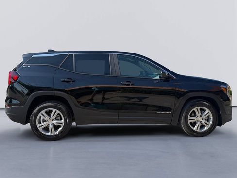 Used 2024 GMC Terrain SLE FWD image 2