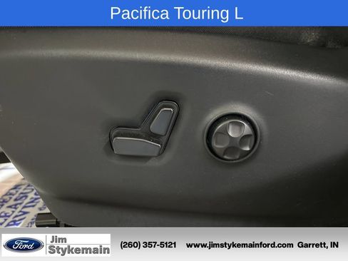 Used 2024 Chrysler Pacifica Touring-L FWD image 18