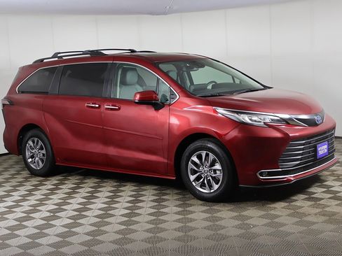 Used 2023 Toyota Sienna XLE image 46