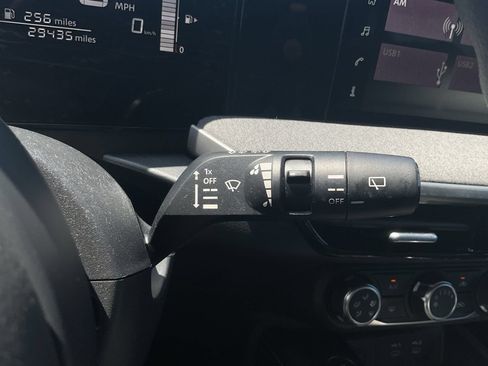 Used 2025 Nissan Kicks SV AWD/4WD image 27