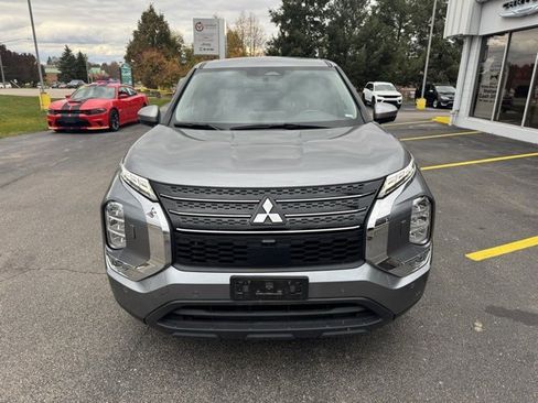 Used 2023 Mitsubishi Outlander SE image 2