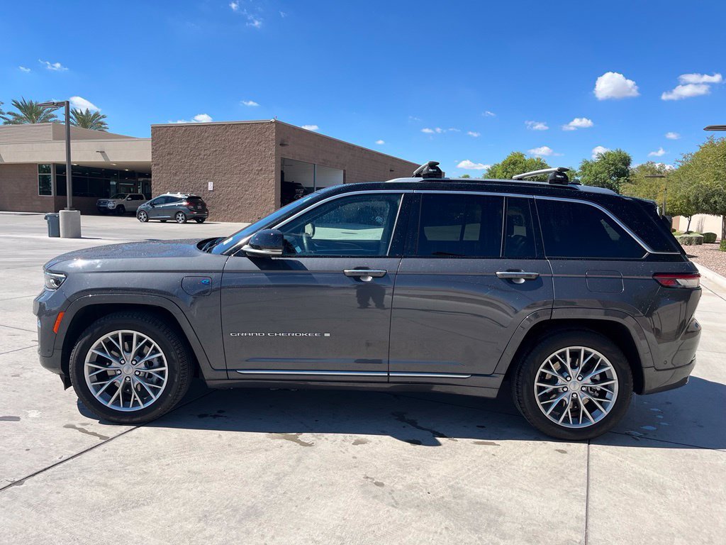 Used 2022 Jeep Grand Cherokee Summit w/ Advanced Protech Group IV AWD/4WD image 9