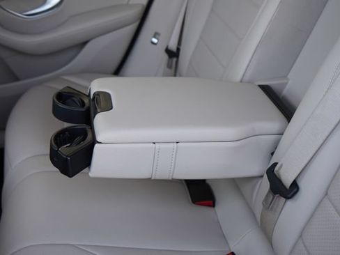 Used 2018 Mercedes-Benz GLC 300 4MATIC image 28