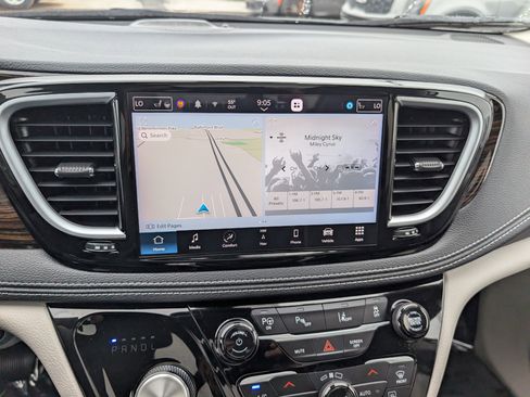 Used 2023 Chrysler Pacifica Limited w/ Uconnect Theater Family Group FWD image 31