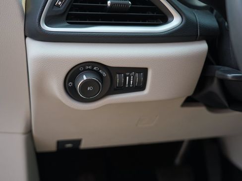 Used 2023 Chrysler Pacifica Touring-L FWD image 17
