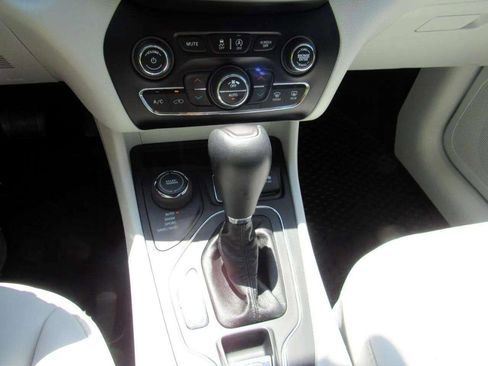 Used 2020 Jeep Cherokee Latitude Plus w/ Comfort/Convenience Group image 28