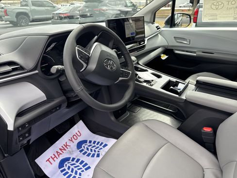 New 2026 Toyota Sienna XLE image 15