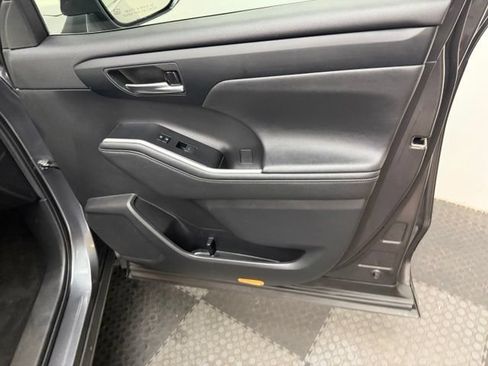 Used 2023 Toyota Highlander XLE AWD/4WD image 41