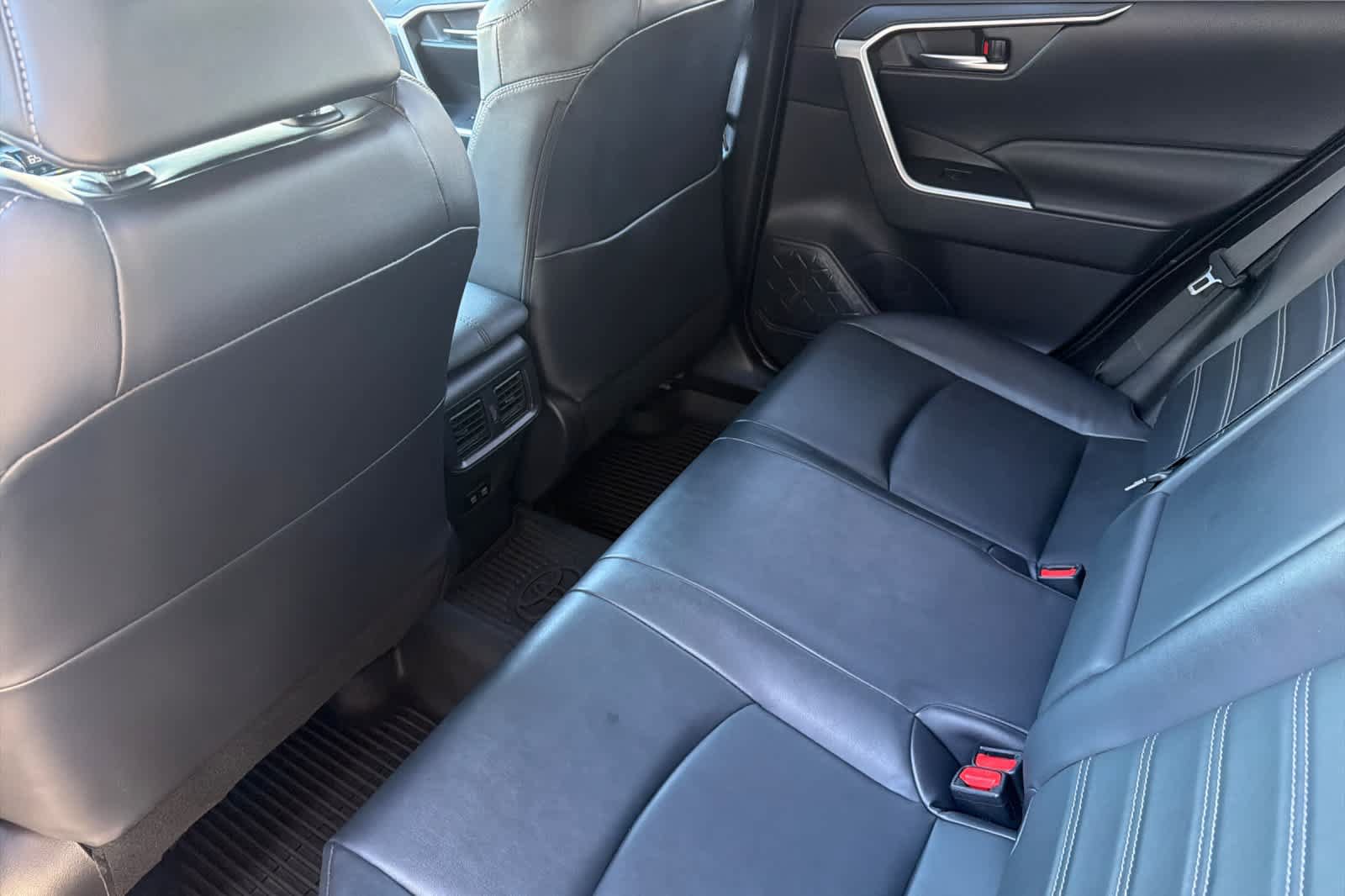 Used 2019 Toyota RAV4 XLE Premium w/ Cold Weather Package AWD/4WD image 4
