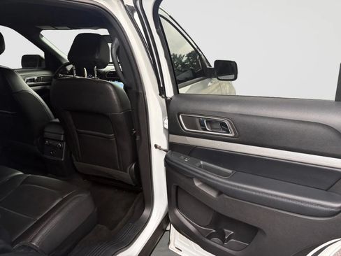Used 2017 Ford Explorer XLT w/ Equipment Group 202A AWD/4WD image 18