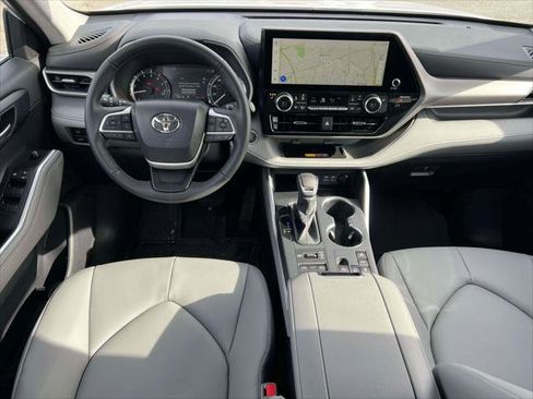 Used 2026 Toyota Highlander XLE image 12