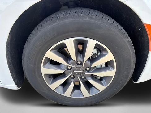 Used 2024 Chrysler Pacifica Limited FWD image 11