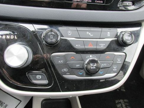 Used 2018 Chrysler Pacifica Touring-L Plus image 13