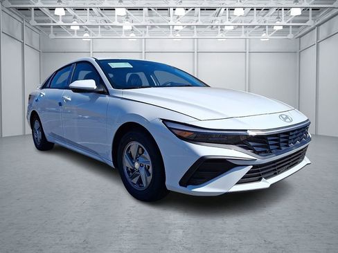 New 2026 Hyundai Elantra SE FWD image 4