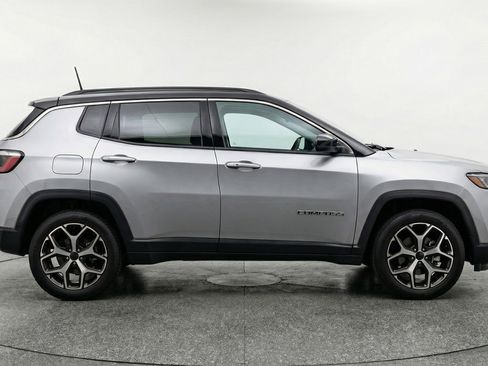Used 2025 Jeep Compass Limited image 11