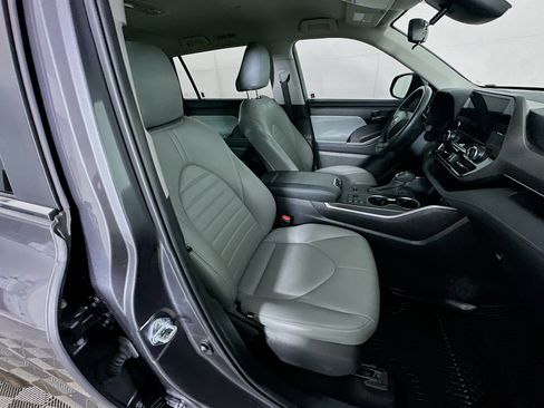 Used 2024 Toyota Highlander LE image 32