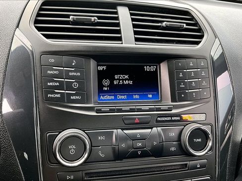 Used 2017 Ford Explorer XLT FWD image 22