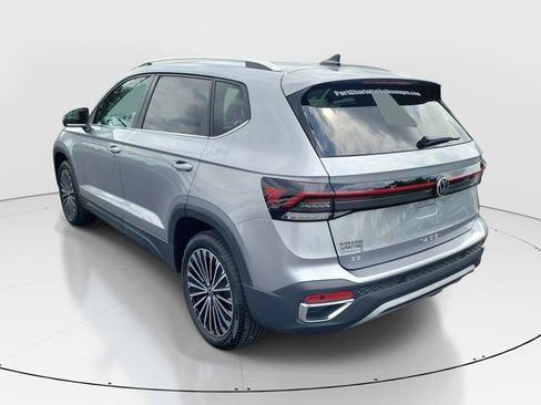 Used 2025 Volkswagen Taos SE w/ Panoramic Sunroof Package FWD image 31