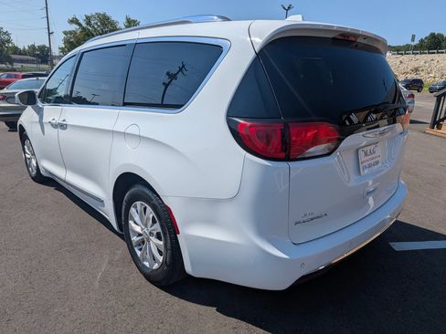 Used 2020 Chrysler Pacifica Touring-L FWD image 4